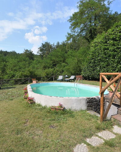 Casa Antelminelli: Wasser, Wolke, Pflanze, Himmel, Schwimmbad, Schatten, Baum, Gartenmöbel, Freizeit, Natürliche Landschaft