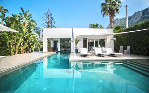 Terrasini Luxury Villa: Wasser, Himmel, Pflanze, Schwimmbad, Gebäude, Baum, Schatten, Gartenmöbel, Verbundwerkstoff, Freizeit