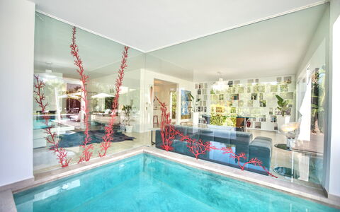 Terrasini Luxury Villa: Wasser, Schwimmbad, Azurblau, Gebäude, Interior Design, Stuhl, Freizeit, Aqua, Grundeigentum, Zimmerpflanze