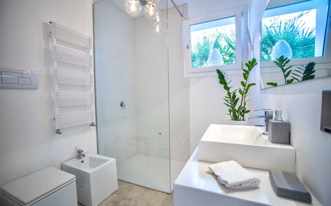 Terrasini Luxury Villa: Pflanze, Eigentum, Armatur, Badezimmer, Zapfhahn, Beleuchtung, Sinken, Interior Design, Die Architektur, Gebäude