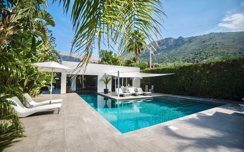 Terrasini Luxury Villa: Himmel, Wasser, Eigentum, Pflanze, Gebäude, Schwimmbad, Azurblau, Wolke, Gartenmöbel, Schatten