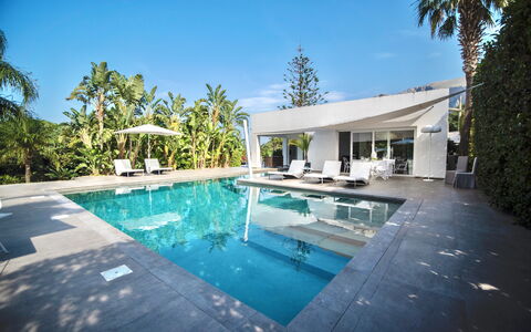 Terrasini Luxury Villa: Wasser, Himmel, Eigentum, Pflanze, Schwimmbad, Azurblau, Gebäude, Baum, Wolke, Haus