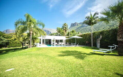 Terrasini Luxury Villa: Pflanze, Himmel, Wolke, Grün, Baum, Gebäude, Natürliche Landschaft, Arecales, Grundstueck, Schatten