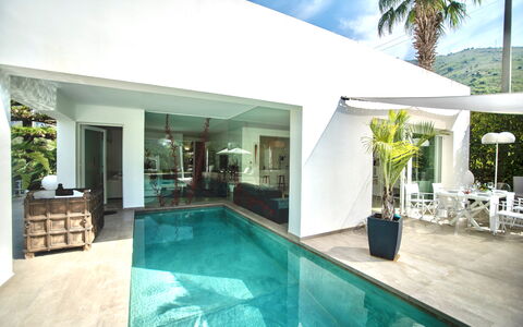 Terrasini Luxury Villa: Wasser, Möbel, Eigentum, Pflanze, Schwimmbad, Himmel, Azurblau, Stuhl, Fenster, Blumentopf