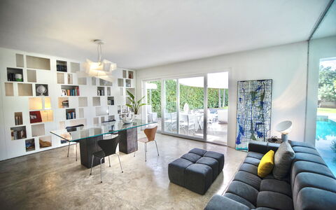 Terrasini Luxury Villa: Möbel, Interior Design, Beleuchtung, Wohnzimmer, Flooring, Fussboden, Gebäude, Tabelle, Bilderrahmen, Couch