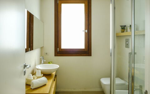 Villa Terrenove: Zapfhahn, Armatur, Eigentum, Bad Sink, Sinken, Spiegel, Badezimmer, Lila, Interior Design