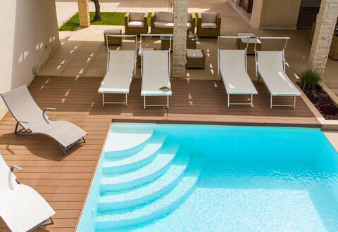 Villa Terrenove: Wasser, Eigentum, Gebäude, Schwimmbad, Gartenmöbel, Rechteck, Holz, Freizeit, Flooring, Pflanze