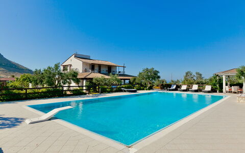 Villa Castellammare: Wasser, Himmel, Pflanze, Schwimmbad, Gebäude, Azurblau, Blau, Baum, Rechteck, Gras