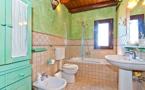 Villa Castellammare: Sinken, Zapfhahn, Eigentum, Armatur, Spiegel, Grün, Bad Sink, Blau, Lila, Badezimmer