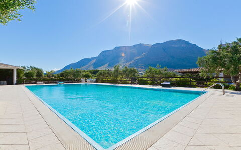 Villa Castellammare: Wasser, Himmel, Daytime, Eigentum, Schwimmbad, Pflanze, Azurblau, Baum, Rechteck, Gewässer
