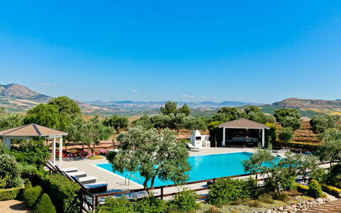 Villa Castellammare: Himmel, Pflanze, Azurblau, Baum, Natürliche Landschaft, Berg, Wasser, Gebäude, Grundstueck, Arecales