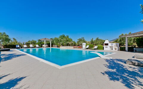 Villa Castellammare: Wasser, Himmel, Gebäude, Schwimmbad, Azurblau, Blau, Gartenmöbel, Haus, Schatten, Baum