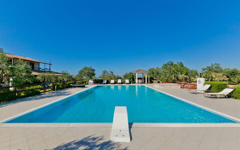 Villa Castellammare: Wasser, Himmel, Pflanze, Schwimmbad, Azurblau, Baum, Rechteck, Die Architektur, Gras, Freizeit