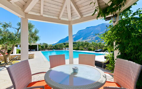 Villa Castellammare: Tabelle, Möbel, Eigentum, Himmel, Wasser, Stuhl, Azurblau, Schatten, Gartenmöbel, Schwimmbad