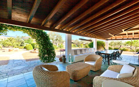 Villa Castellammare: Pflanze, Eigentum, Schatten, Tabelle, Stuhl, Interior Design, Gartenmöbel, Freizeit, Grundeigentum, Hütte