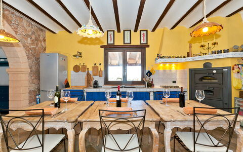 Villa Castellammare: Tabelle, Möbel, Cabinetry, Interior Design, Countertop, Holz, Fenster, Stuhl, Küche, Fussboden