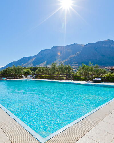 Villa Castellammare: Wasser, Himmel, Daytime, Eigentum, Schwimmbad, Pflanze, Azurblau, Baum, Rechteck, Gewässer