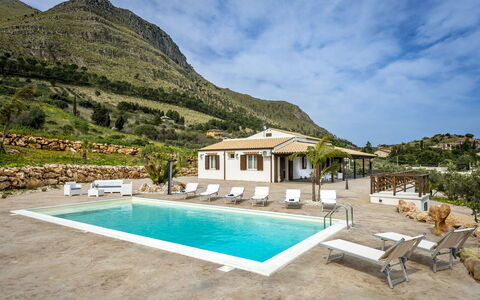 Villa Alcamo: Himmel, Wasser, Wolke, Gebäude, Pflanze, Schwimmbad, Azurblau, Gewässer, Baum, Freizeit