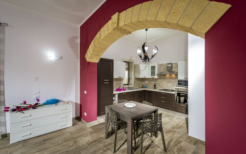 Villa Alcamo: Möbel, Eigentum, Tabelle, Gebäude, Holz, Interior Design, Cabinetry, Schublade, Flooring, Fussboden