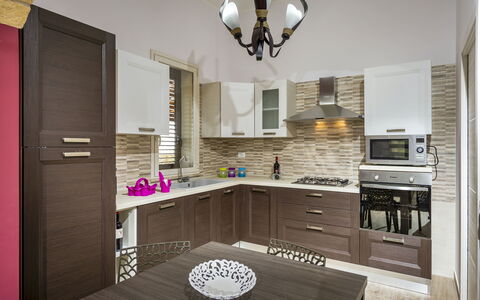 Villa Alcamo: Countertop, Cabinetry, Eigentum, Möbel, Sinken, Zapfhahn, Küche, Schublade, Holz, Beleuchtung