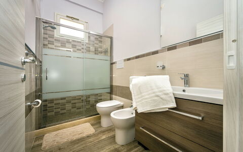 Villa Alcamo: Armatur, Badezimmer, Toilette, Gebäude, Zapfhahn, Holz, Interior Design, Flooring, Fussboden, Komfort