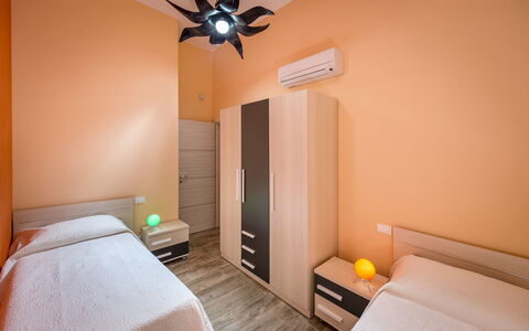 Villa Alcamo: Möbel, Eigentum, Gebäude, Komfort, Holz, Interior Design, Bettrahmen, Beleuchtung, Bett, Orange