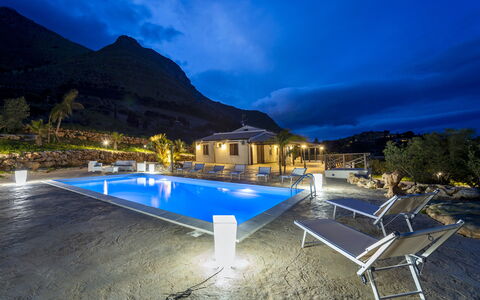 Villa Alcamo: Wasser, Wolke, Himmel, Pflanze, Schwimmbad, Blau, Azurblau, Berg, Beleuchtung, Tabelle