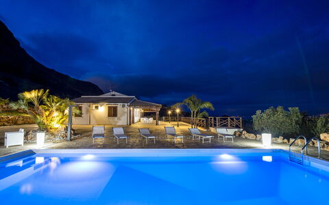 Villa Alcamo: Wasser, Pflanze, Himmel, Blau, Gebäude, Schwimmbad, Azurblau, Baum, Freizeit, Arecales