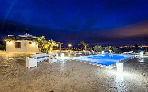 Villa Alcamo: Wasser, Himmel, Blau, Wolke, Azurblau, Schwimmbad, Gebäude, Landschaft, Horizont, Arecales