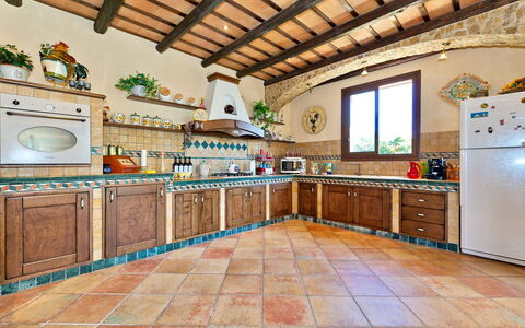 Villa Selinunte: Cabinetry, Countertop, Eigentum, Fenster, Küche, Holz, Interior Design, Gebäude, Haus, Flooring