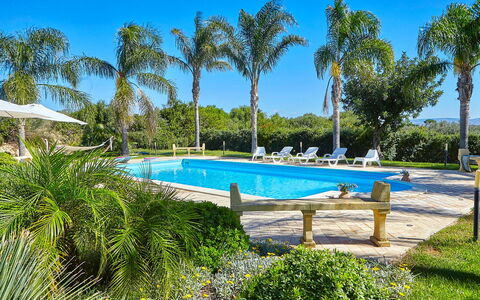 Villa Selinunte: Wasser, Pflanze, Himmel, Schwimmbad, Baum, Arecales, Schatten, Freizeit, Gartenmöbel, Landschaft