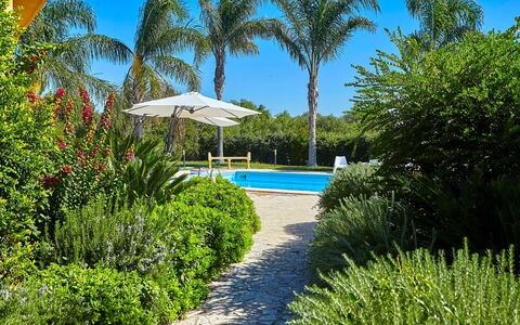 Villa Selinunte: Pflanze, Wasser, Eigentum, Pflanzengemeinschaft, Himmel, Azurblau, Baum, Natürliche Landschaft, Schatten, Vegetation