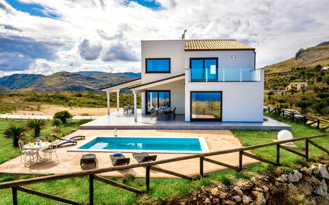 Villa Azzurra: Wolke, Gebäude, Pflanze, Himmel, Eigentum, Fenster, Schwimmbad, Azurblau, Tabelle, Haus