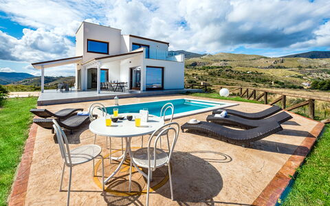 Villa Azzurra: Wolke, Himmel, Tabelle, Möbel, Gebäude, Azurblau, Gartenmöbel, Stuhl, Interior Design, Schatten