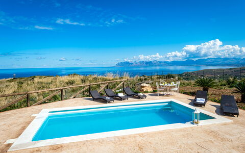 Villa Azzurra: Wasser, Himmel, Eigentum, Wolke, Blau, Pflanze, Azurblau, Schwimmbad, Schatten, Holz