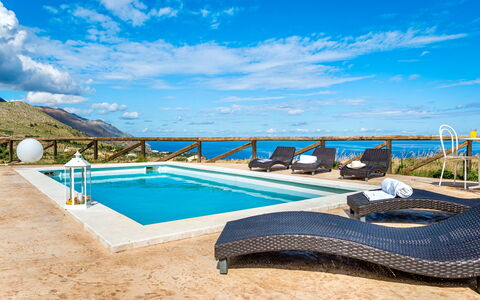 Villa Azzurra: Wasser, Wolke, Himmel, Wasservorräte, Eigentum, Schwimmbad, Azurblau, Gartenmöbel, Sonnenliege, Schatten