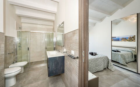 Villa Azzurra: Gebäude, Badezimmer, Armatur, Zapfhahn, Komfort, Holz, Haus, Flooring, Fussboden, Sinken