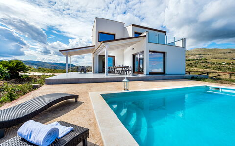 Villa Azzurra: Wolke, Himmel, Wasser, Eigentum, Azurblau, Blau, Schwimmbad, Pflanze, Die Architektur, Gebäude