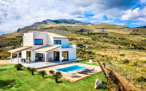 Villa Azzurra: Wolke, Pflanze, Himmel, Gebäude, Eigentum, Fenster, Berg, Haus, Natürliche Landschaft, Grundstueck