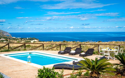 Villa Azzurra: Himmel, Wasser, Wolke, Eigentum, Pflanze, Möbel, Blau, Gebäude, Azurblau, Schwimmbad