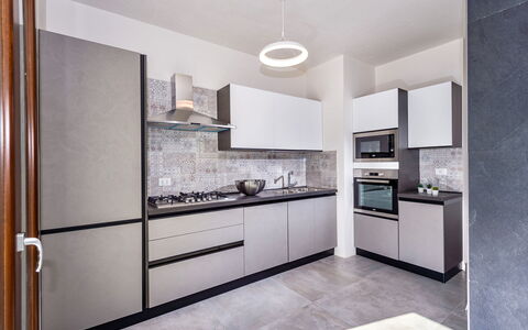 Villa Azzurra: Cabinetry, Countertop, Gebäude, Möbel, Küchengerät, Küche, Herd, Holz, Haushaltsgerät, Interior Design