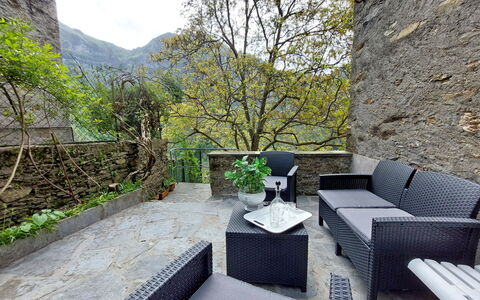 Casa Le Grotte: Himmel, Pflanze, Gebäude, Baum, Couch, Wolke, Studio Couch, Hütte, Grundeigentum, Blumentopf