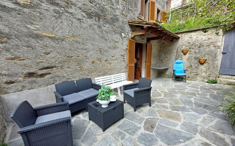 Casa Le Grotte: Pflanze, Gebäude, Fenster, Blumentopf, Zimmerpflanze, Couch, Die Architektur, Gartenmöbel, Strassenbelag, Haus