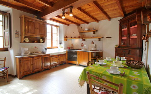 Casa Le Grotte: Cabinetry, Möbel, Tabelle, Fenster, Countertop, Essen, Holz, Interior Design, Küchengerät, Küche