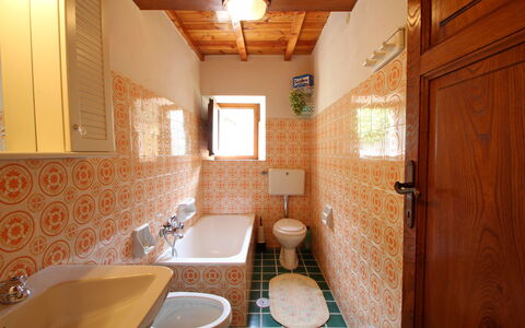 Casa Le Grotte: Eigentum, Armatur, Sinken, Zapfhahn, Interior Design, Holz, Badezimmer, Badewanne, Fussboden, Grundeigentum