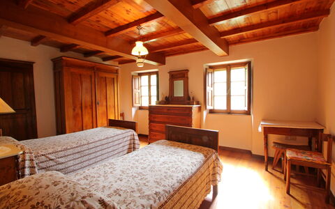 Casa Le Grotte: Möbel, Eigentum, Fenster, Tabelle, Holz, Komfort, Interior Design, Fussboden, Lampe, Gebäude