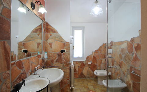 Casa Luigi: Spiegel, Zapfhahn, Sinken, Bad Sink, Armatur, Badezimmer, Holz, Interior Design, Beleuchtung, Gebäude