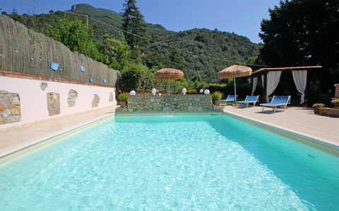 Casa Luigi: Wasser, Himmel, Pflanze, Eigentum, Schwimmbad, Azurblau, Natur, Gebäude, Baum, Freizeit