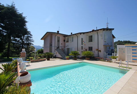 Casa Luigi: Wasser, Pflanze, Himmel, Eigentum, Gebäude, Schwimmbad, Azurblau, Gras, Baum, Freizeit