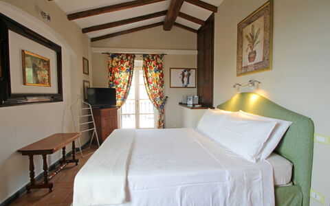 Villetta Verde: Möbel, Bilderrahmen, Eigentum, Textil, Komfort, Interior Design, Beleuchtung, Holz, Fussboden, Bett